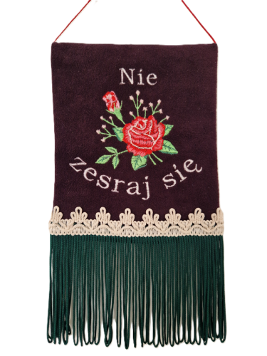 haftowana dekoracja ścienna, ozdobny proporczyk z różą i napisem Nie zesraj się