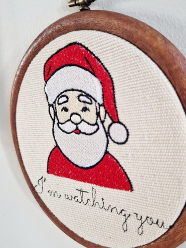 haftowany zabawny Mikołaj do zawieszenia na ścianie