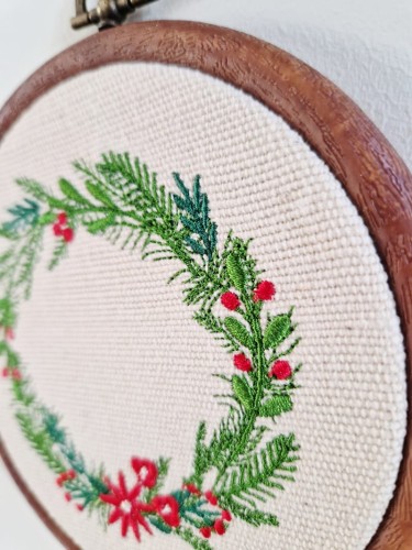 haftowany wieniec świąteczny na ścianę