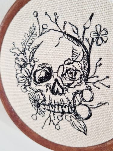 tamborek z haftowaną czaszką z kwiatami
