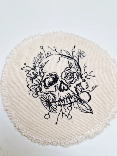 haftowana czaszka z kwiatami na ścianę