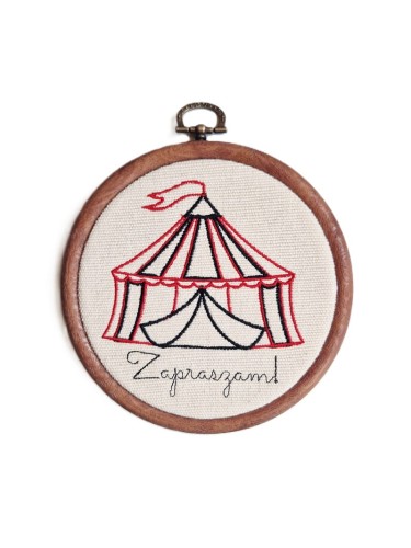 tamborek z haftowanym namiotem cyrkowym i napisem Zapraszam!