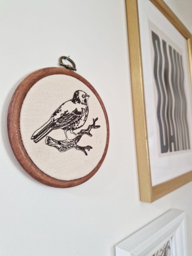 haftowana ozdoba na ścianę w stylu rustykalnym, ptaszek na gałązce