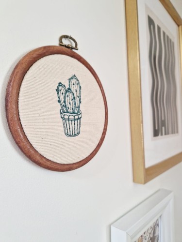haftowany kaktus do zawieszenia na ścianie