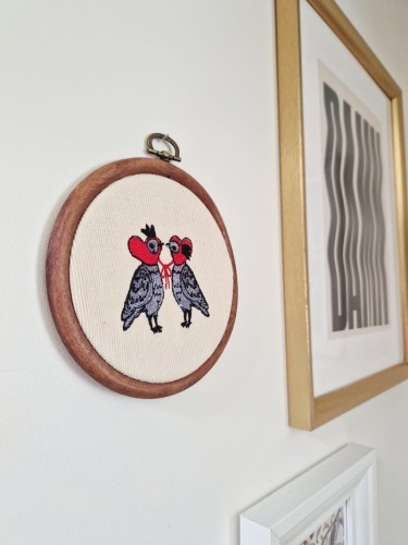 haftowana ozdoba na ścianę gołebie