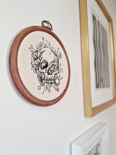 haftowana ozdoba na ścianę z czaszką