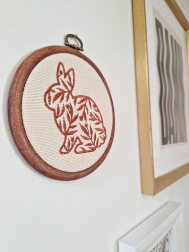 haftowany zając ozdobny na Wielkanoc