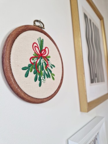 haftowana świąteczna ozdoba na ścianę z gałązkami jemioły