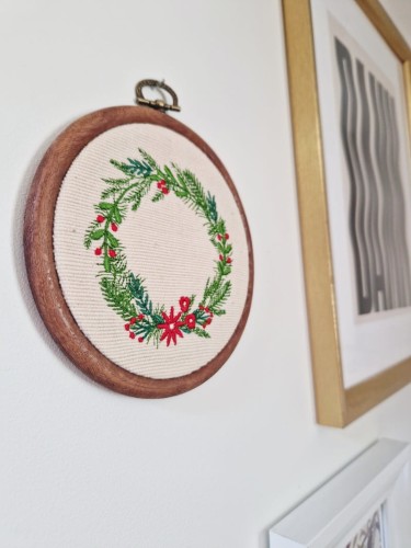 haftowana świąteczna ozdoba na ścianę