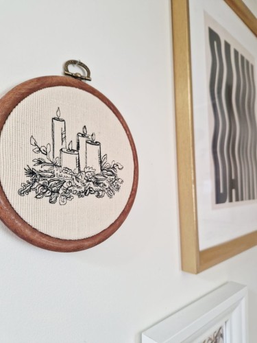 haftowana ozdoba na święta do zawieszenia na ścianie