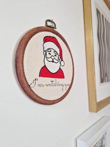 haftowana ozdoba na ścianę z Mikołajem