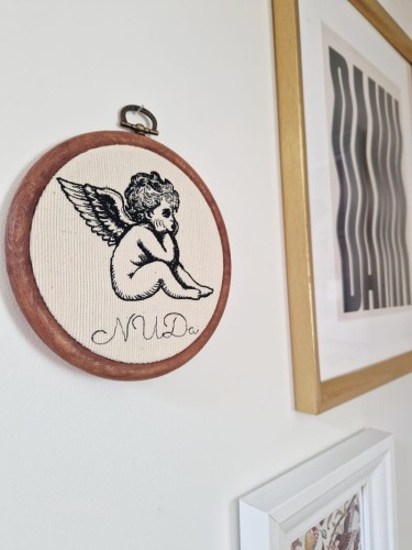 haftowany aniołek w tamborku na ścianę