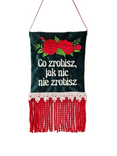 haftowany ozdobny proporczyk na ścianę z napisem Co zrobisz, jak nic nie zrobisz