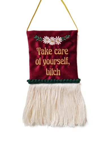 haftowany ozdobny proporczyk na ścianę z napisem Take care of yourself, bitch