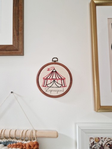 zabawna dekoracja ścienna do przedpokoju z namiotem cyrkowym i podpisem Zapraszam!