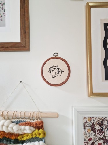 haftowany kotek do zawieszenia na ścianie