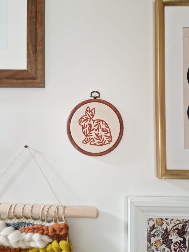 mała ozdoba na ścianę w stylu vintage - zając