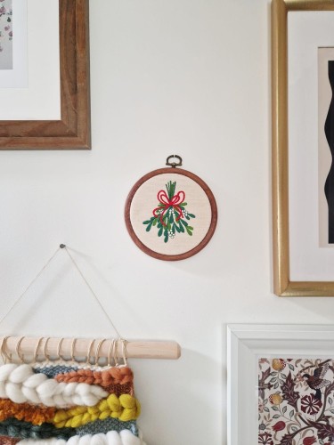 mała ozdoba świąteczna na ścianę, haftowany tamborek z jemiołą