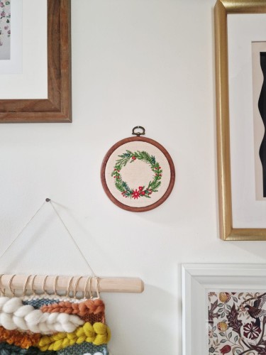 haftowany świąteczny wieniec w tamborku