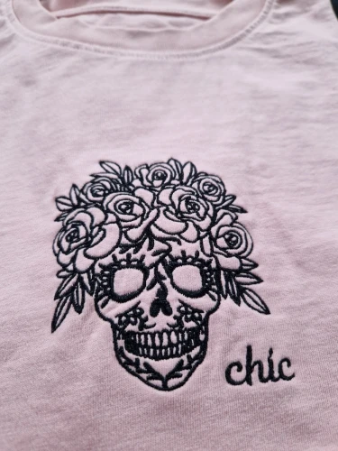 koszulka-bawelniana-z-haftem-czaszka-chic.webp