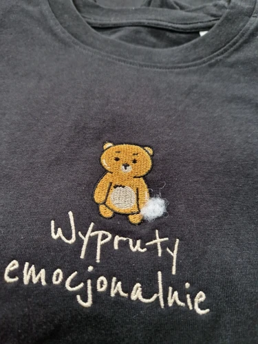 koszulka-bawelniana-z-haftem-wypruty-emocjonalnie.webp