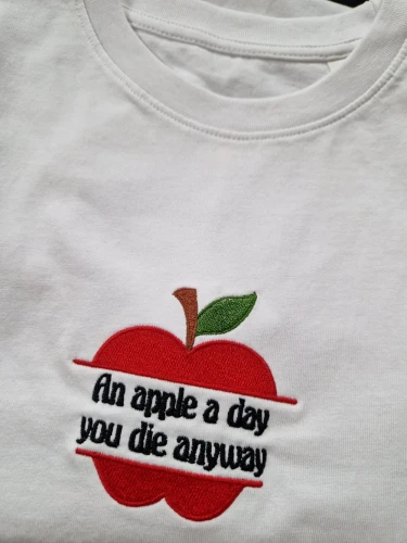 koszulka-bawelniana-z-haftem-an-apple-a-day-you-die-anyway-biala.webp