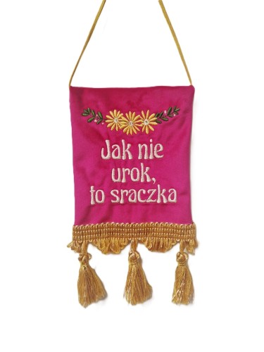 haftowany ozdobny proporczyk na ścianę z napisem Jak nie urok, to sraczka