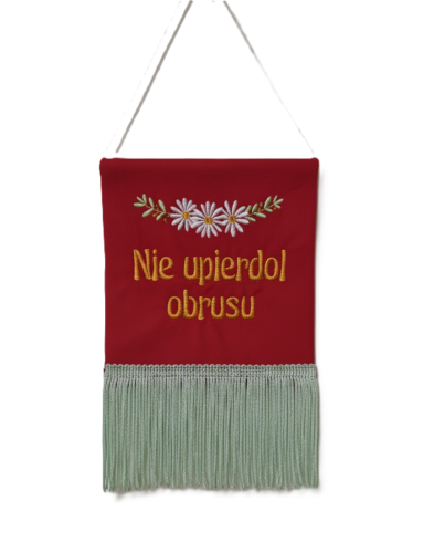 haftowany ozdobny proporczyk na ścianę z napisem Nie upierdol obrusu