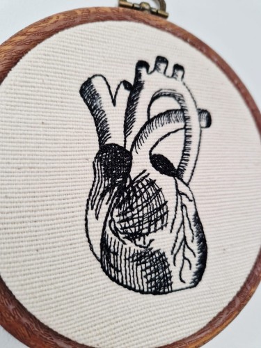 ozdoba na ścianę z haftowanym anatomicznym sercem