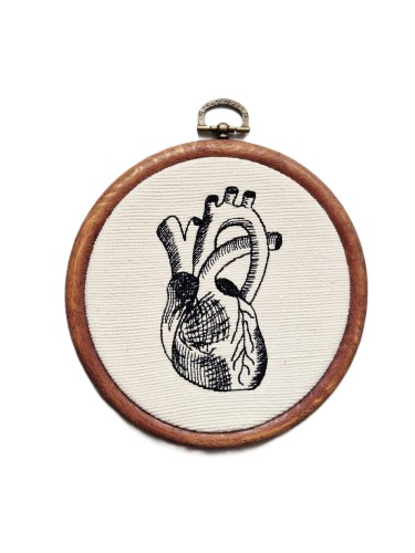 haftowane anatomiczne serce w tamborku