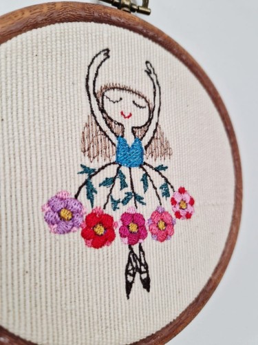 haftowana tancerka w spódnicy z kwiatów