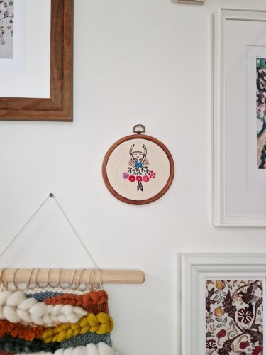 haft w tamborku z tańczącą dziewczynką w spódnicy z kwiatów