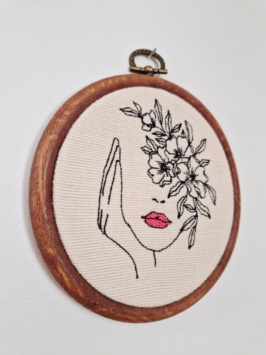 dekoracja ścienna - tamborek z haftowaną kobietą z kwiatami na głowie