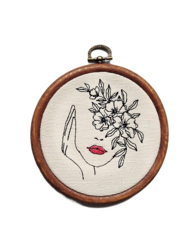 haftowana kobieta z kwiatami na głowie, ozdoba na ścianę