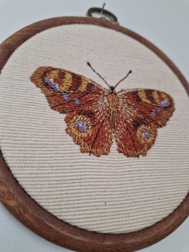 ozdoba na ścianę z haftowanym motylem