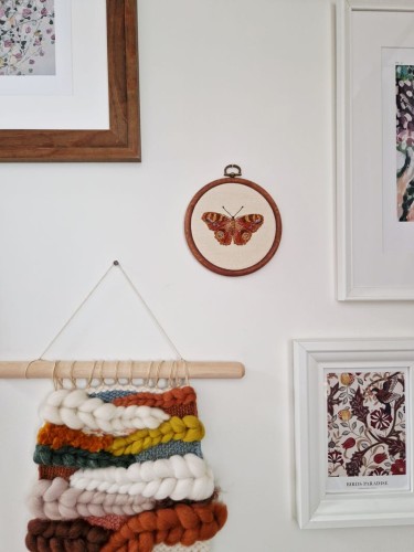 haftowany motyl na ścianę