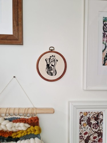 dekoracja ścienna z haftowanym sercem