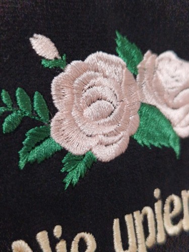 haftowane róże na proporczyku