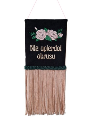 ozdobny proporczyk z haftowanymi różami i napisem Nie upierdol obrusu