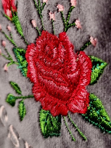 czerwona-haftowana-roza.jpg